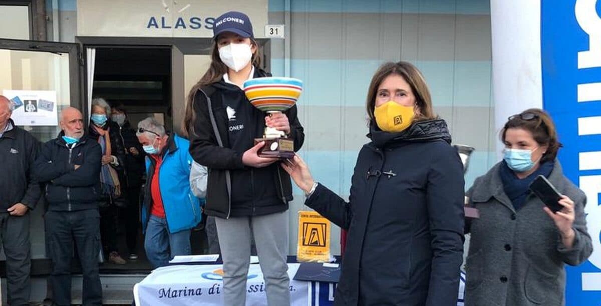 Zonta - la Presidente Antonella Raimondi consegna il Trofeo alla vincitrice Sofia Bonmartini