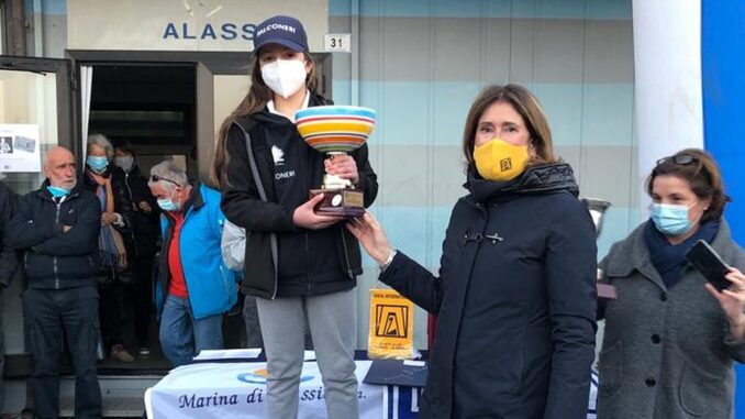 Zonta - la Presidente Antonella Raimondi consegna il Trofeo alla vincitrice Sofia Bonmartini