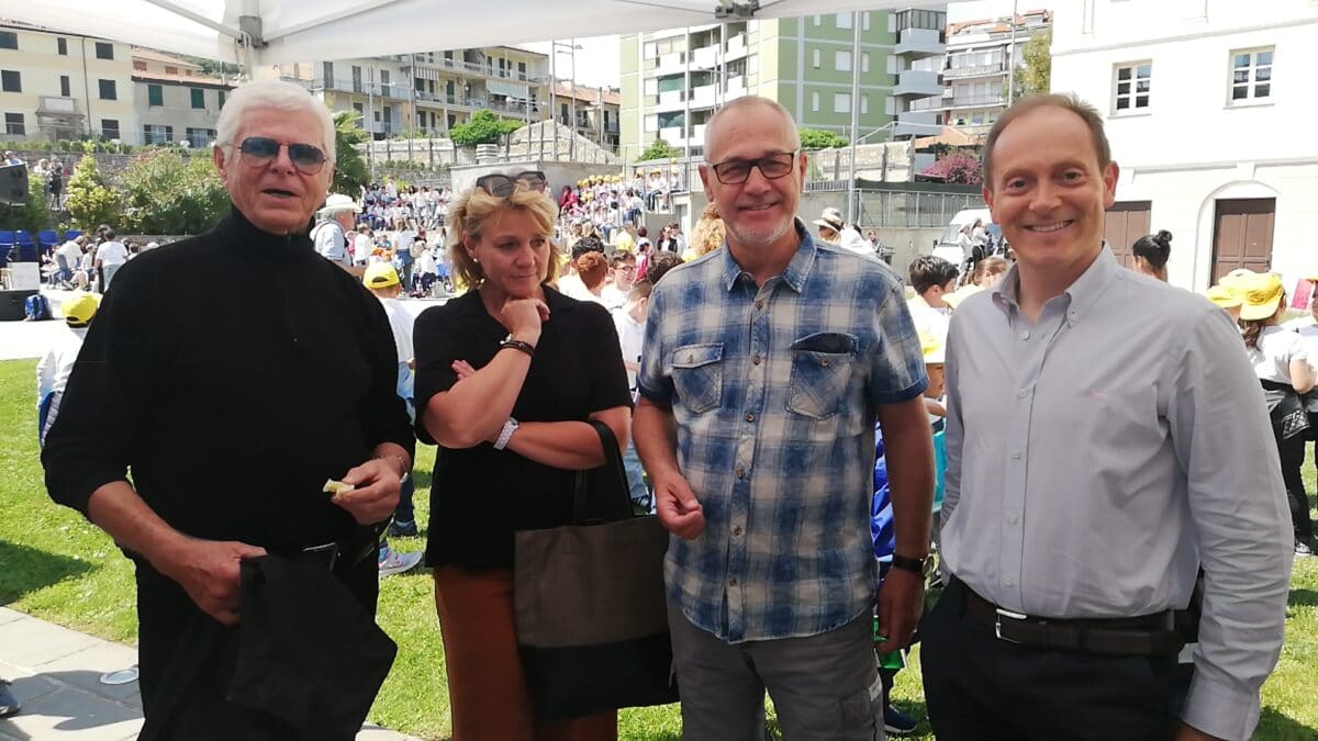 Bjor Heyedahl con il vice sindacodi Larvik e quello di Andora