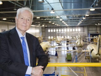 Foto del Commissario Nicastro all’interno dello stabilimento Piaggio Aerospace di Villanova dAlbenga