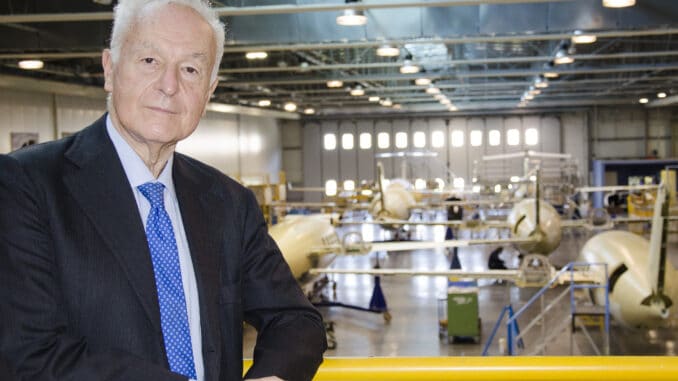 Foto del Commissario Nicastro all’interno dello stabilimento Piaggio Aerospace di Villanova dAlbenga