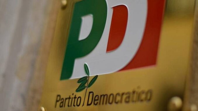 targa con il simbolo Pd in un circolo del Partito Democratico