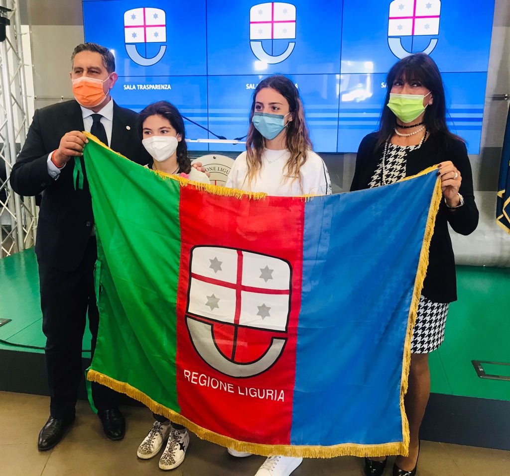 Bandiera di Regione Liguria a Carola Pessina e Vittoria Olivier