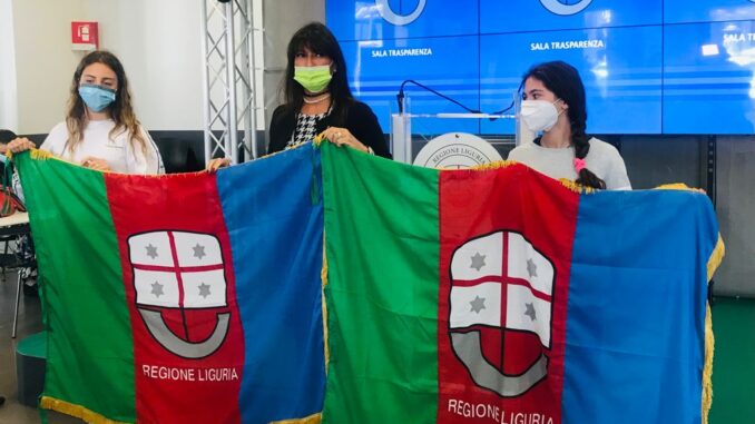 Bandiera di Regione Liguria a Carola Pessina e Vittoria Olivier