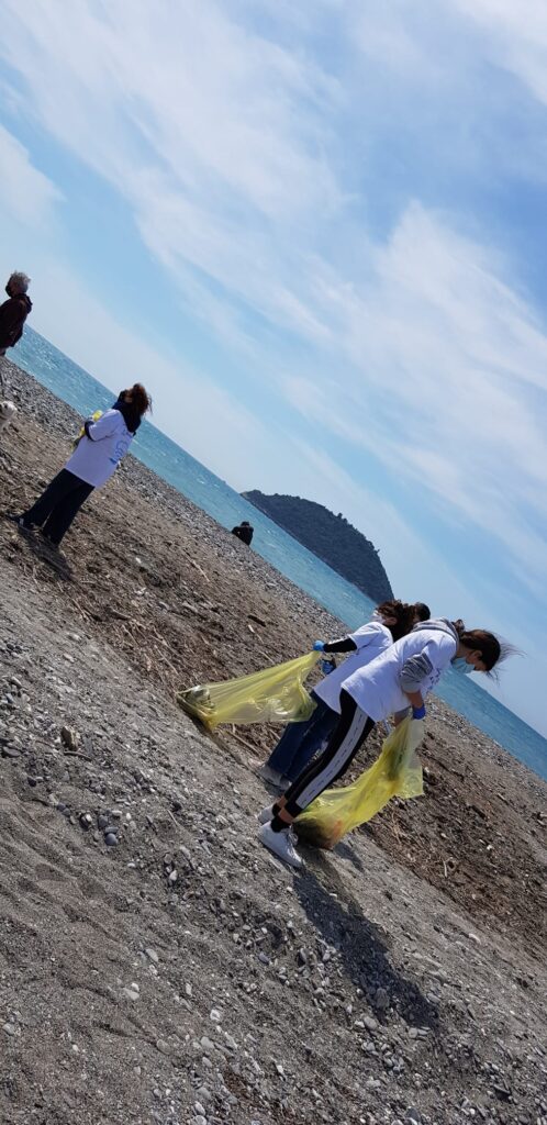 Rotary pulizia spiaggia Albenga