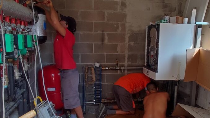 operai al lavoro negli spogliatoi del campo da calcio di Andora