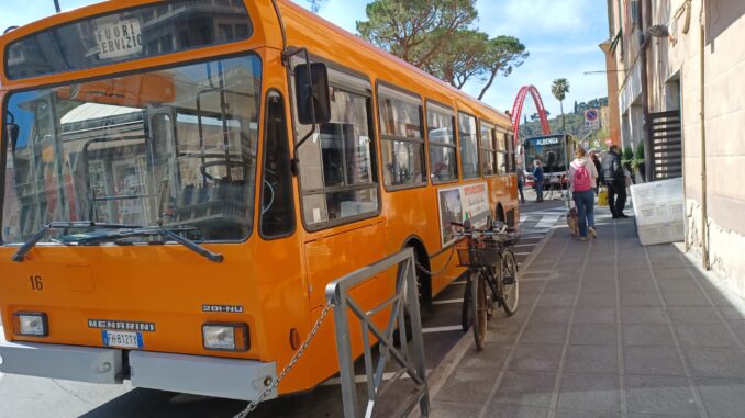 Un bus storico esposto in una via di Albenga