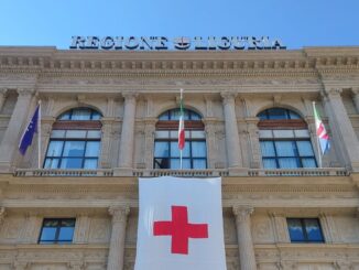 bandiera croce rossa in Palazzo REgione Liguria e1651503171825