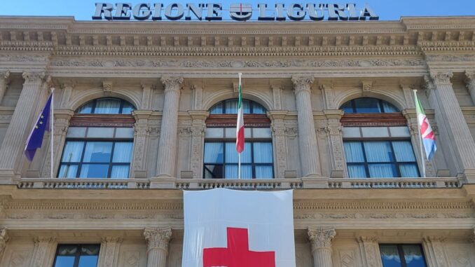 bandiera croce rossa in Palazzo REgione Liguria