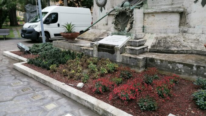 Alassio davanti al Monumento ai Caduti dove sono state posizionate le “Pietre della Memoria”