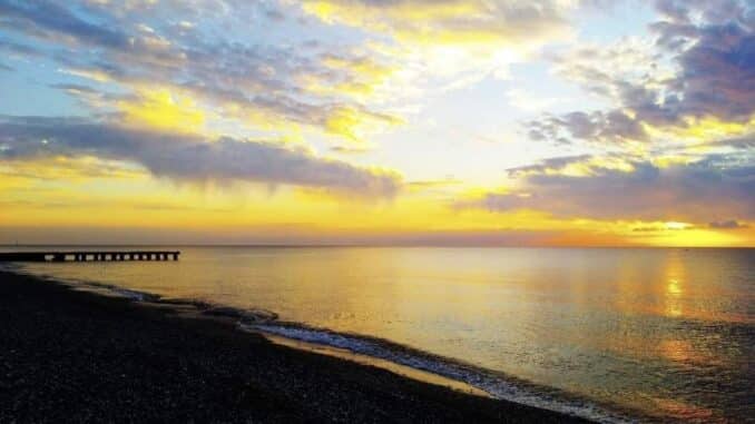 mare d'alba all'orizzonte