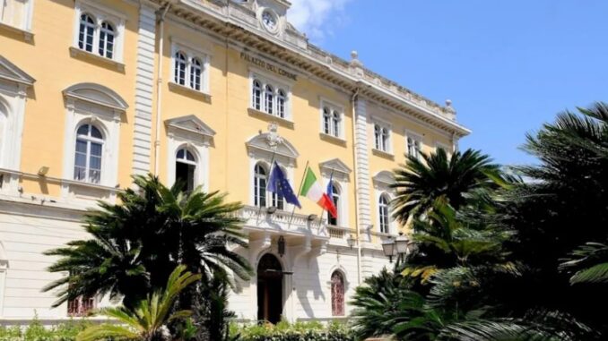 la facciata del palazzo comunale