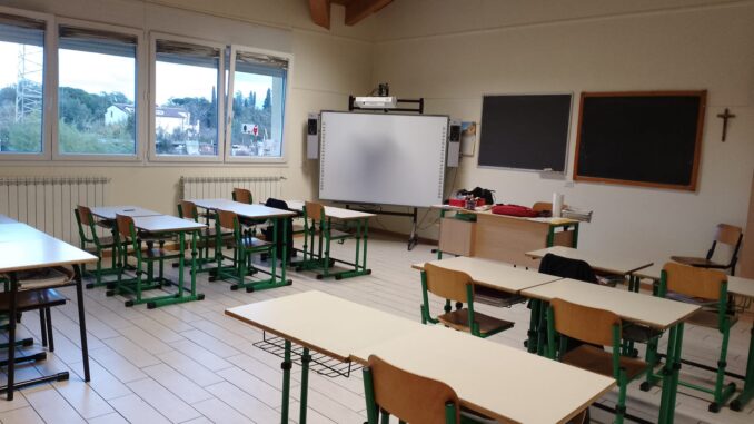 Interno di un'aula della scuola di Campochiesa d'Albenga