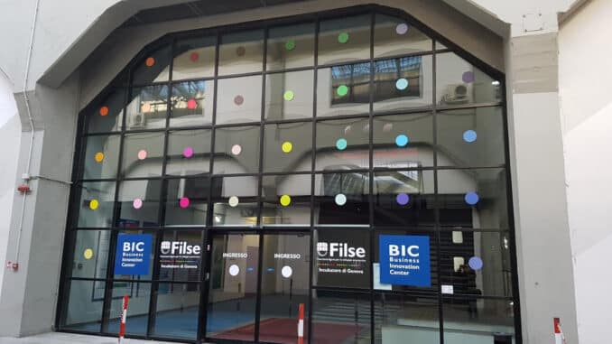 Bic Genova la vetrata interna di accesso alla mensa e agli spazi uffici