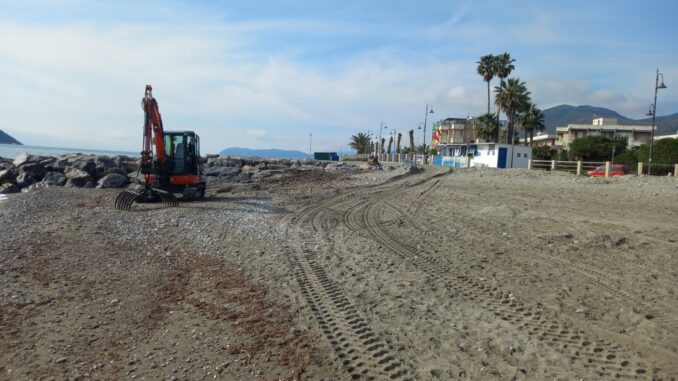 Pulizia spiagge ad Albenga