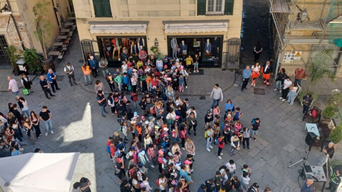 foto dall'alto delle scolaresche scattata dalla terrazza del palazzo comunale in piazza San Michele ad Albenga