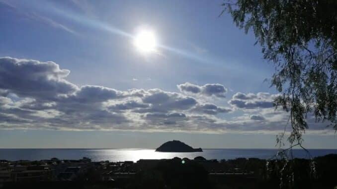 nuvoole all'orizzon sul nare e l'Isola Gallinara di Albenga