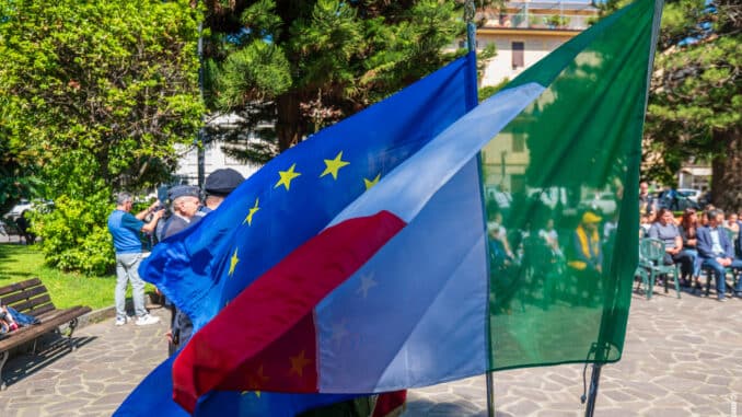 Bandire italkiana e d europea in piazza ad Alassio