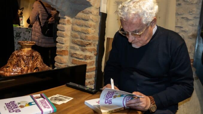 Gino Rapa firma copia libro