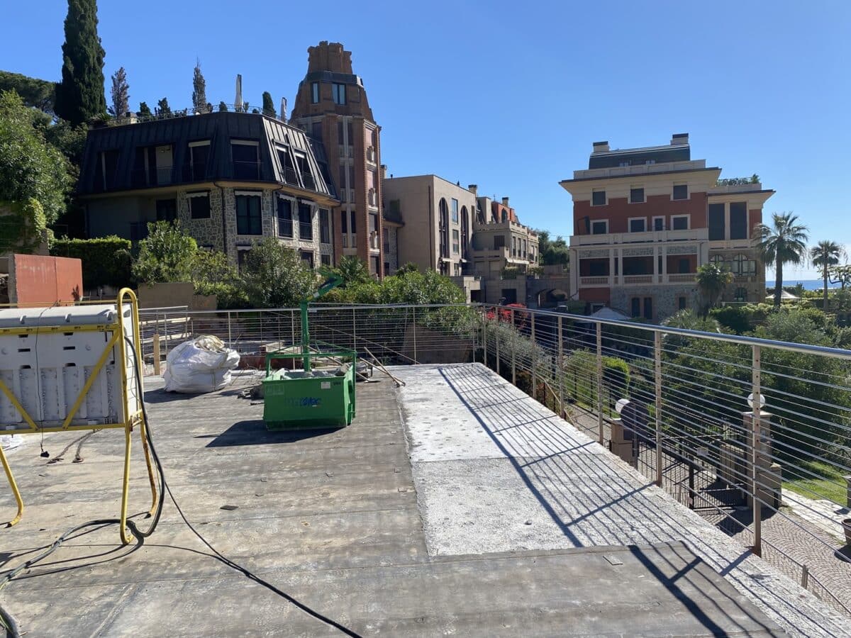Sono in corso ad Alassio i lavori nel cantiere di Villa Fiske, finalizzati alla costruzione della nuova scuola dell’infanzia. Il progetto, per l’importo di Euro 1.423.200, è stato finanziato con fondi PNRR dall’Unione Europea – Nextgenerationeu. Attualmente i carpentieri stanno realizzando le armature per le nuove fondazioni e per i rinforzi delle strutture esistenti, mentre la fase successiva dei lavori riguarderà le nuove strutture in elevazione. Contemporaneamente, proseguono i lavori anche all'esterno.