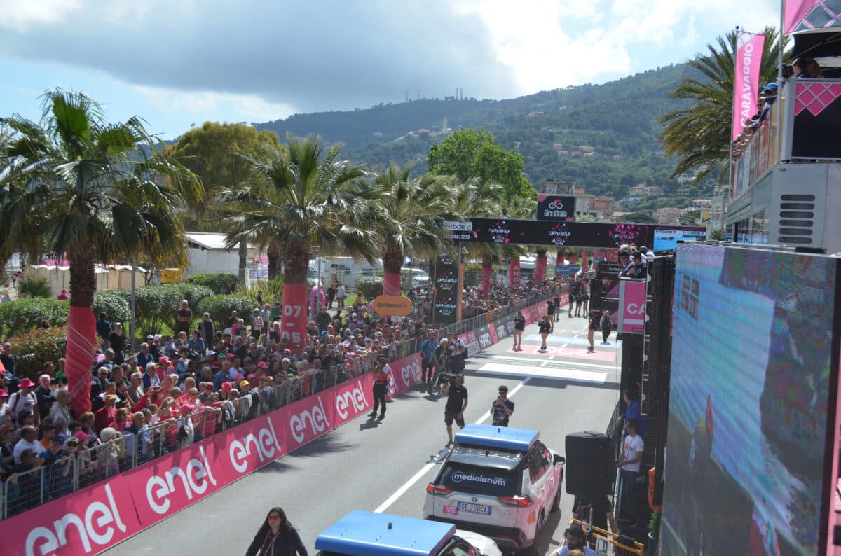 Migliaia di persone hanno affollato il lungomare per l’arrivo della Carovana del Giro e dei campioni della Corsa Rosa che sono stati avvolti dall’abbraccio degli appassionati nel corso della premiazione avvenuta sulla spiaggia di Andora, location più volte elogiata in diretta a commento della consegna delle maglie. “Un'onda rosa ha invaso Andora con tutto l'entusiasmo e la passione per la corsa ciclistica più amata in assoluto” ha detto il sindaco Mauro Demichelis.