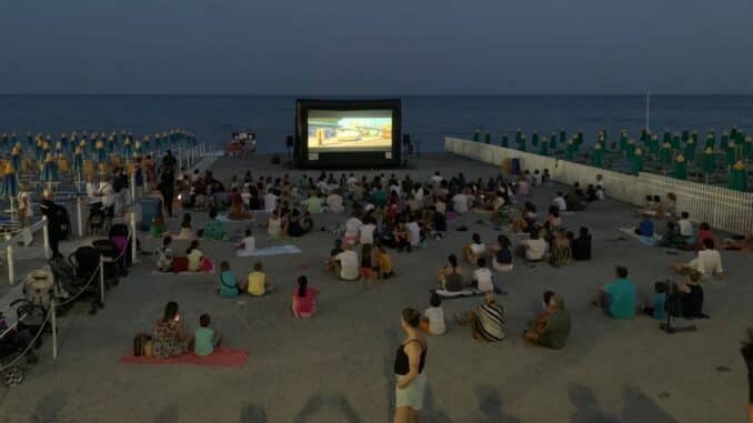 Nella foto: Cinema in spiaggia a Loano