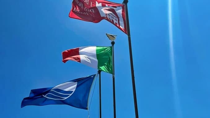 bandiere, tra le quali la bandiera blu