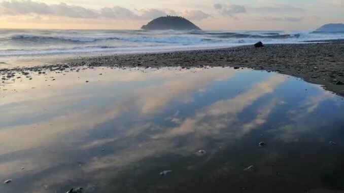 Nuvole specchiate all'orizzonte