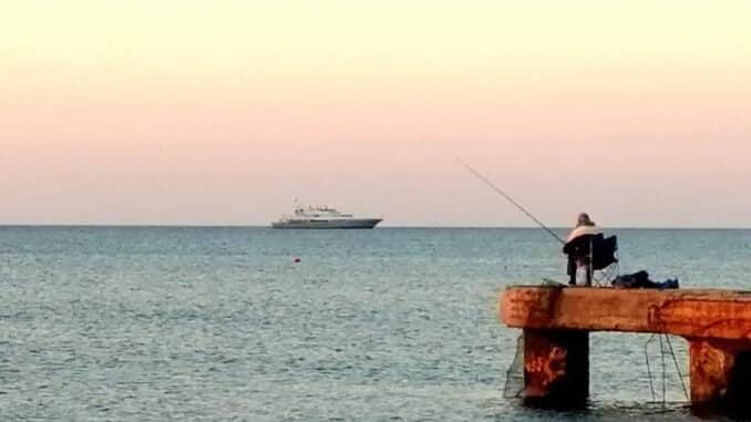 si pesca sul molo di Albenga