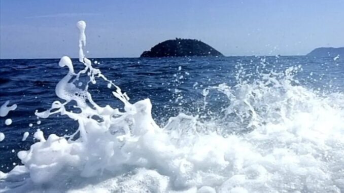 Albenga mare visto dalla barca con scia di onde e Isola Gallinara che si allontana nella foto di Roberto Ruaro