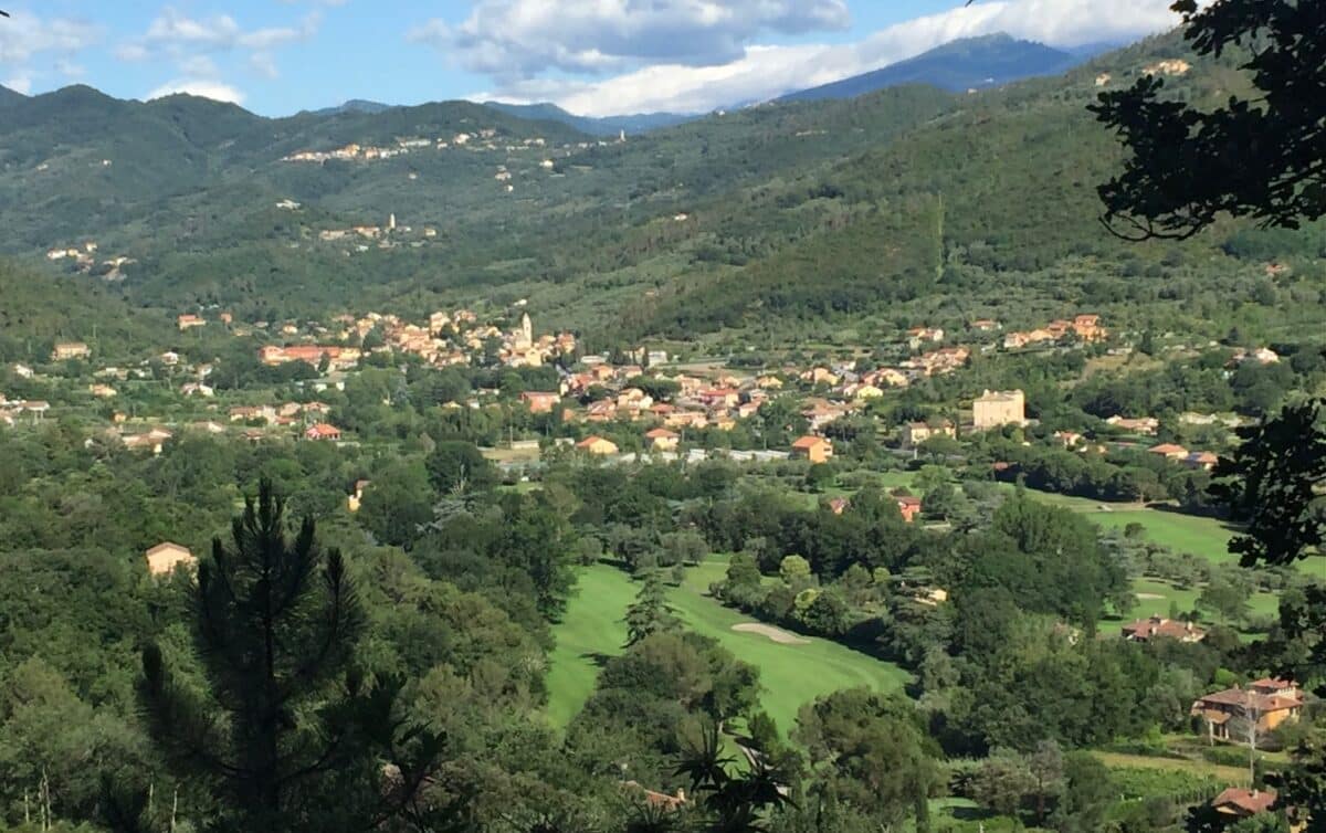 Una vista panoramica su Garlenda e delle valli albenganesi