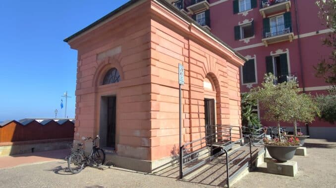 Nella foto: l’Ufficio di Informazione e Accoglienza Turistica (IAT) all’ex Sanità Marittima nel centro storico di Laigueglia