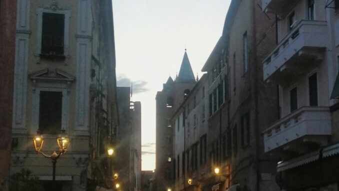 Un tramonto ad Albenga con vista del centro storico e delle torri entrando da Largo Doria nella foto di Roberto Ruaro