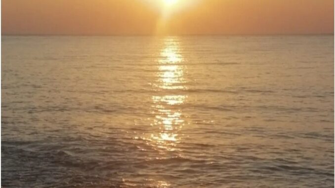 Una alba ad Albenga sulla spiaggia con vista mare e orizzonte nella foto di Roberto Ruaro