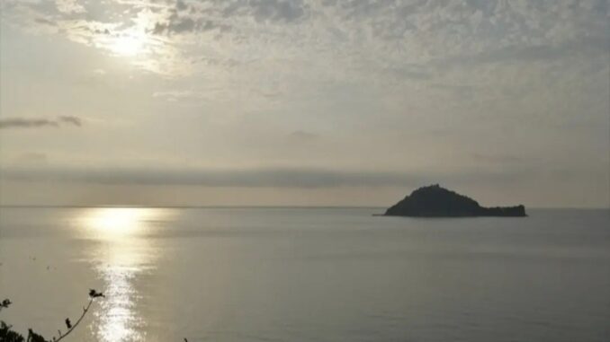 Una alba ad Albenga con vista mare e Isola Gallinara nella foto di Roberto Ruaro
