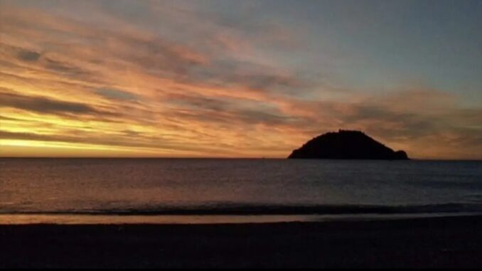 Una alba ad Albenga con vista mare e Isola Gallinara nella foto di Roberto Ruaro