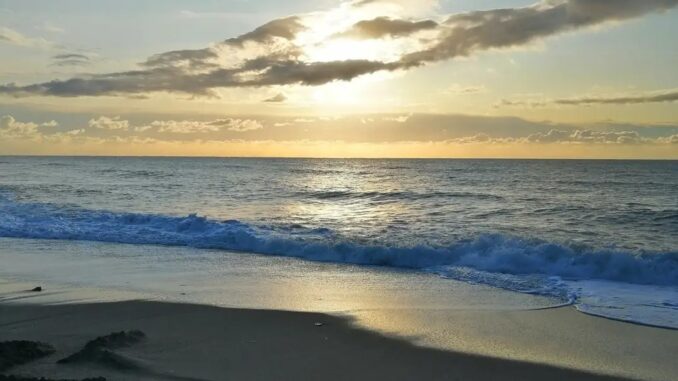 Una alba ad Albenga sulla spiaggia con vista mare e orizzonte di nuvole nella foto di Roberto Ruaro