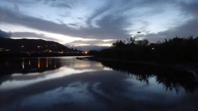 Una alba in Albenga con vista sul fiume Centa nella foto di Roberto Ruaro