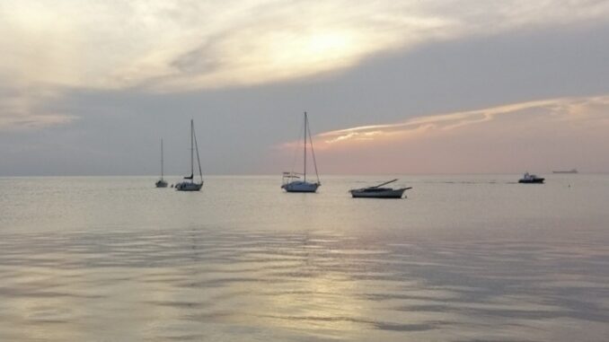 Una alba ad Albenga sulla spiaggia con vista mare e orizzonte di nuvole nella foto di Roberto Ruaro