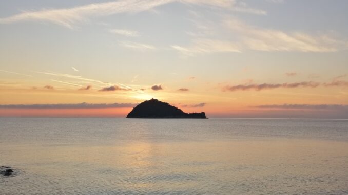 Una alba ad Albenga con vista mare e Isola Gallinara nella foto di Roberto Ruaro