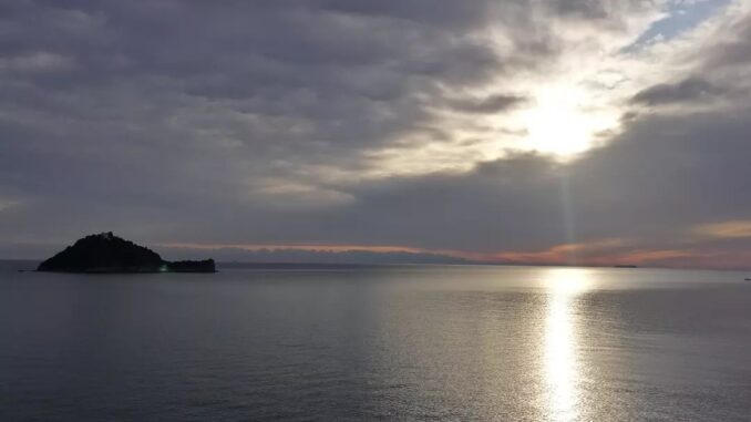 Una alba ad Albenga con vista mare e Isola Gallinara nella foto di Roberto Ruaro