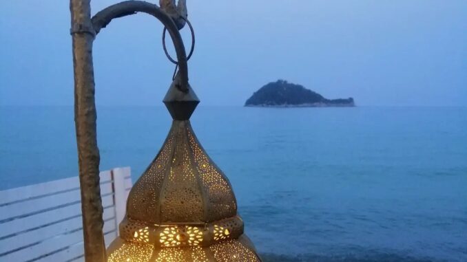 Una alba ad Albenga con vista mare e Isola Gallinara nella foto di Roberto Ruaro