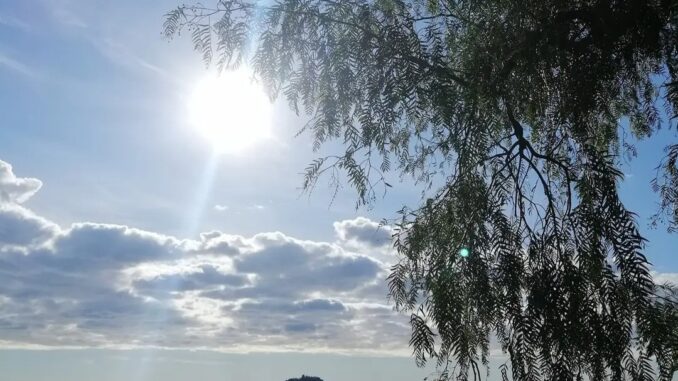 Una alba ad Albenga con vista mare e Isola Gallinara nella foto di Roberto Ruaro