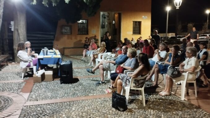 Un momento della rassegna Autori a Bossoleto - Libri e storie del territorio quando ha ospitato lo scrittore Maurizio Pupi Bracali