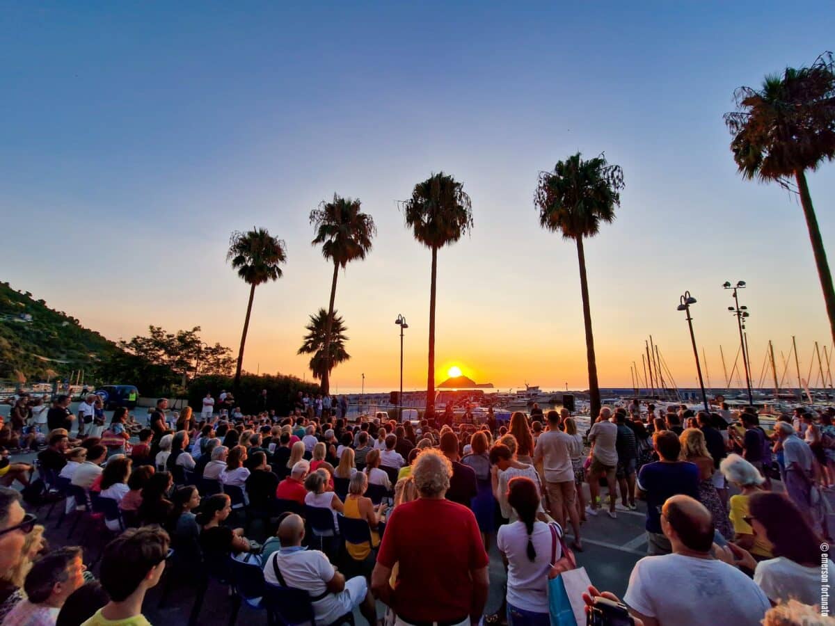 Concerto all alba al Porto Luca Ferrari di Alassio con vista Isola Gallinara in lontananza