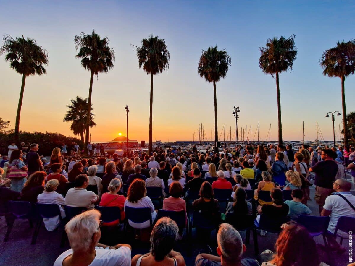 Concerto all alba al Porto Luca Ferrari di Alassio con vista Isola Gallinara in lontananza