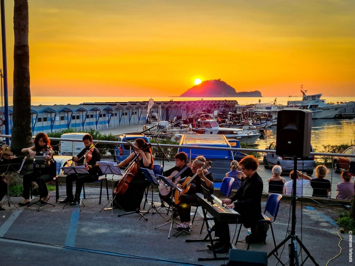 Concerto all alba al Porto Luca Ferrari di Alassio con vista Isola Gallinara in lontananza
