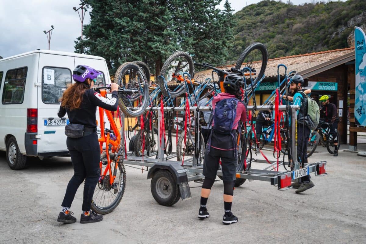 Finale Outdoor Base_bikers con shuttle
