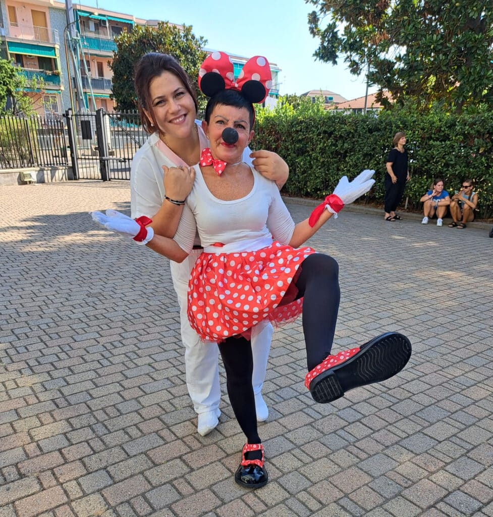 la direttrice Carmen Andrina interpreta Minnie nella Rsa Humanitas di Borghetto