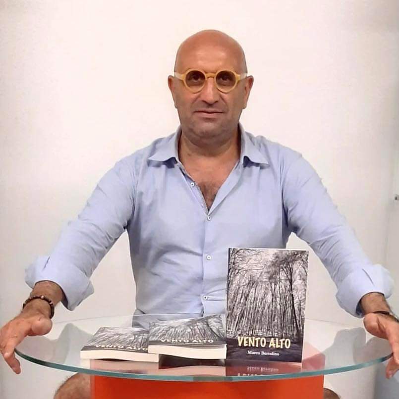 Marco Bertolino con il suo libro Vento alto